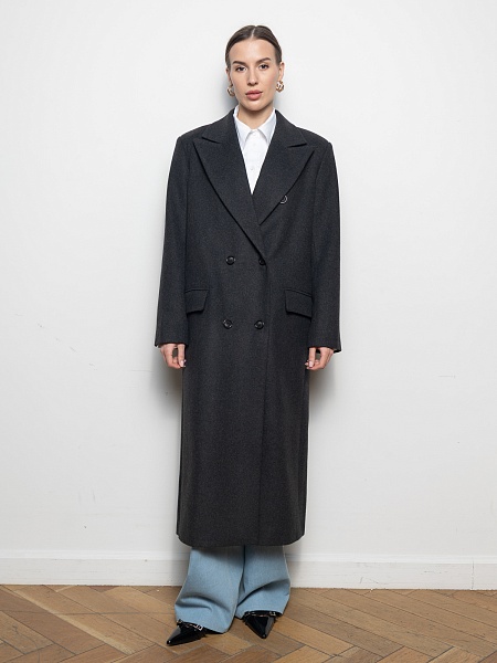 Пальто с объемными плечами