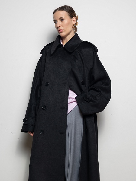 Объемное пальто с кокеткой