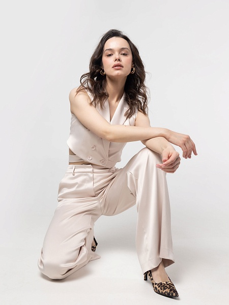 Укороченный жилет из атласа